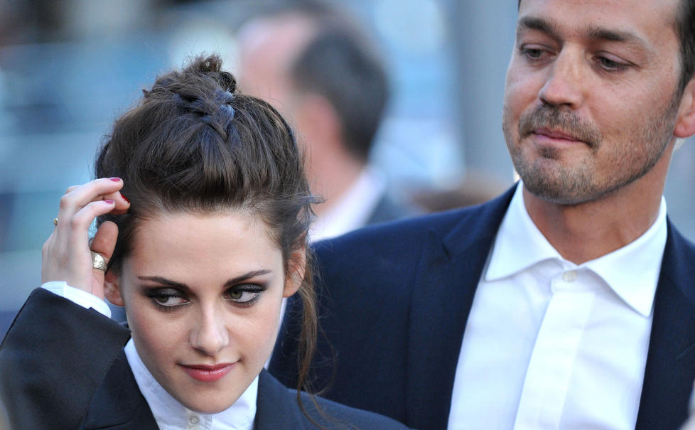 TATT P� FERSKEN: En paparazzofotograf foreviget �Twilight�-stjerna Kristen Stewart (22) og regiss�r Rupert Sanders over gjennomsnittet hyggelig biltur forrige uke. N� har de begge bekreftet og beklaget utroskapet. Foto: Stella Pictures