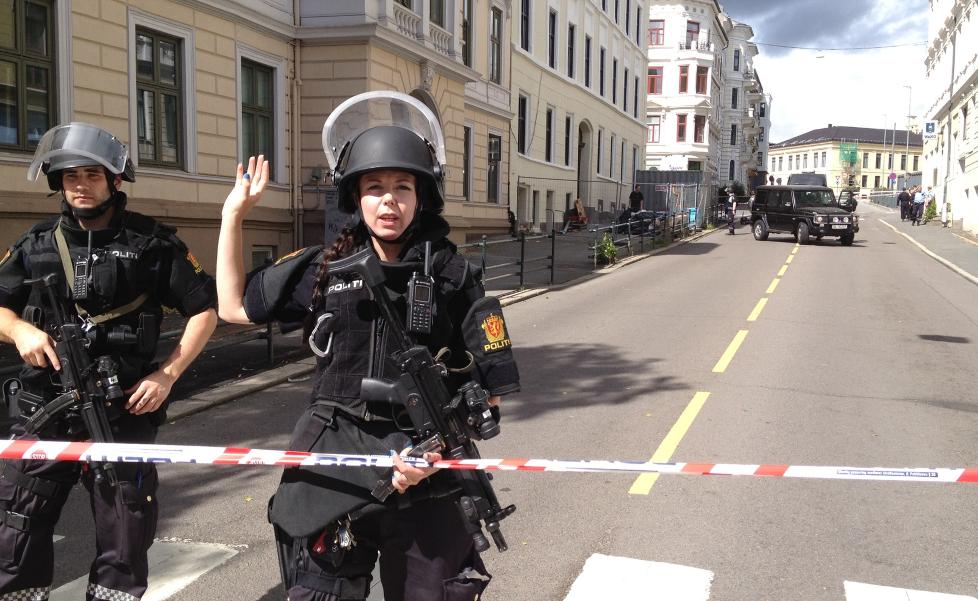 EVAKUERING: Politiet har sperret av et st�rre omr�de rundt USAs ambassade og Slottet etter funnet av den mistenkelige gjenstanden. Foto: HARALD S. KLUNGTVEIT / DAGBLADET