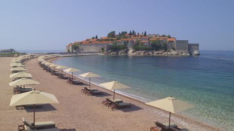 NYDELIG STRAND: Dersom du ikke vil bade i et av hotellets bassenger, er det kort vei til stranda. Foto: Amanresorts