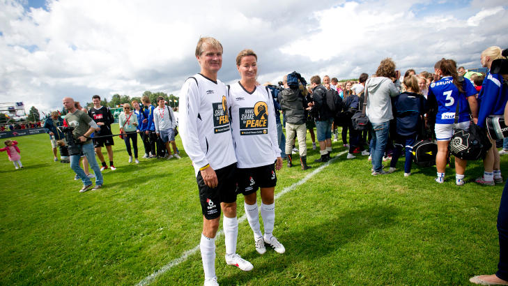 P� LAG MED EKTEMANNEN: Charlotte Spetalen og �ystein Stray Spetalen kan begge juble over seieren i dagens kjendiskamp. Foto: Thomas Rasmus Skaug