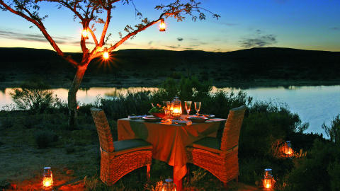 ROMANTISK MIDDAG: Med en flott beliggenhet og verdens beste mat, er alt klart for en romantisk middag for to. Foto: Bushman's Kloof
