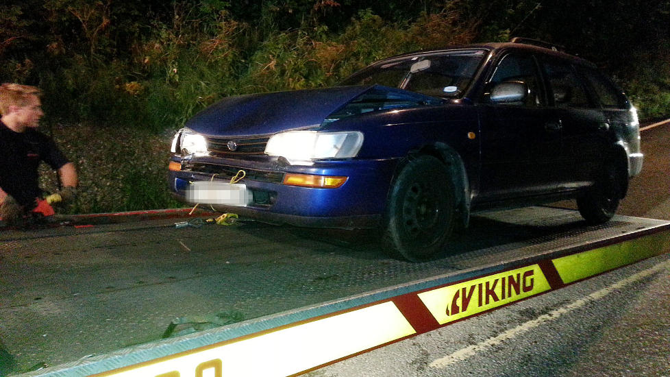 KRASJA FLUKTBIL: Personen som flyktet etter skuddepisoden i Drammen krasja denne bilen, etterlot den og trua til seg en Ford Focus. Foto: FREDRIK BREIVIK JENSEN/ Presse30.no