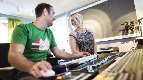 EFFEKTIVE DAGER: Sammen med band og produsent har Hanne Sørvaag tilbrakt dager på Pettersens Kolonial Lydstudio i Hønefoss. I november kommer resultatet: Hennes første countryalbum. Her sammen med tekniker i studio, Espen Amundsen. Foto: Sondre Steen Holvik / Dagbladet EFFEKTIVE DAGER: Sammen med band og produsent har Hanne Sørvaag tilbrakt dager på Pettersens Kolonial Lydstudio i Hønefoss. I november kommer resultatet: Hennes første countryalbum. Her sammen med tekniker i studio, Espen Amundsen. Foto: Sondre Steen Holvik / Dagbladet