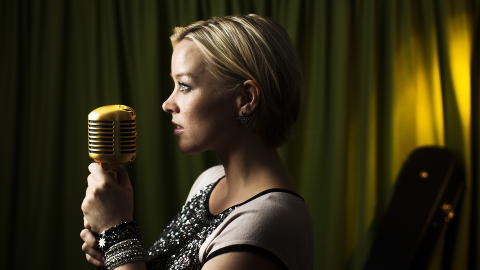 NY TONE: Hanne Sørvaag har siden debuten under artistnavnet Paris for ti år siden skrevet og framført poplåter. Framover blir det en annen, mer countryaktig tone. Foto: Sondre Steen Holvik / Dagbladet NY TONE: Hanne Sørvaag har siden debuten under artistnavnet Paris for ti år siden skrevet og framført poplåter. Framover blir det en annen, mer countryaktig tone. Foto: Sondre Steen Holvik / Dagbladet