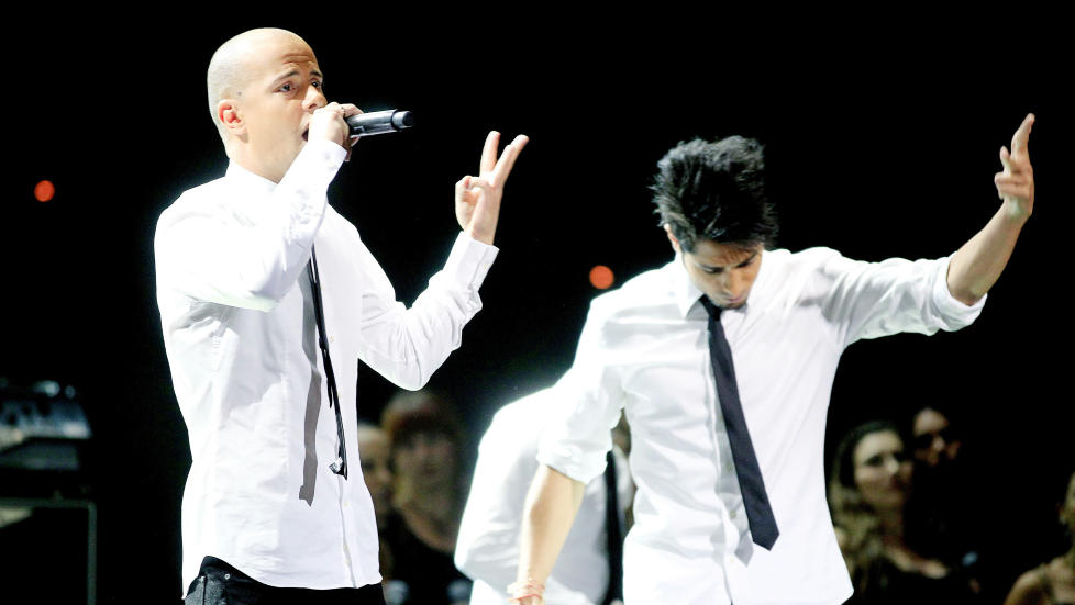 MINNER 22. JULI: �Er det ikke meget spesielt at en hiphop-duo som rapper om � helle bensin over og tenne p� medlemmer av et ungdomsparti, opptrer p� begge de offisielle minnemarkeringene for 22. juli?� Her under fjor�rets minnemarkering. Foto: Cornelius Poppe / NTB Scanpix