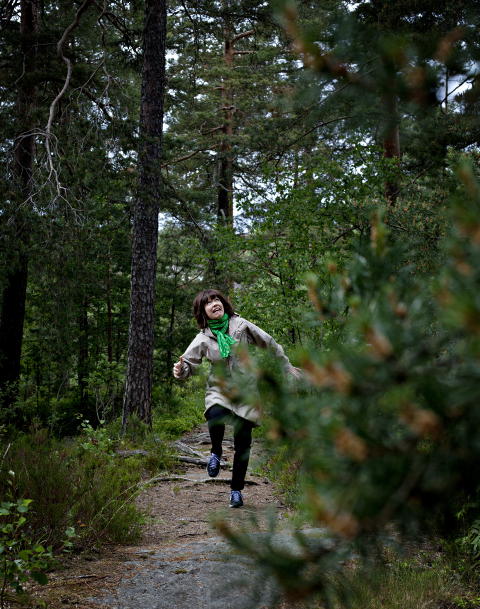 UT P� TUR: Lene Kongsvik Johansen (40) bor rett ved skogen p� Holmlia i Oslo. - Jeg er blitt ei s�nn markadame. Problemet er at jeg er s� innmari redd for fl�tt, sier hun og spiller engstelig p� stien.