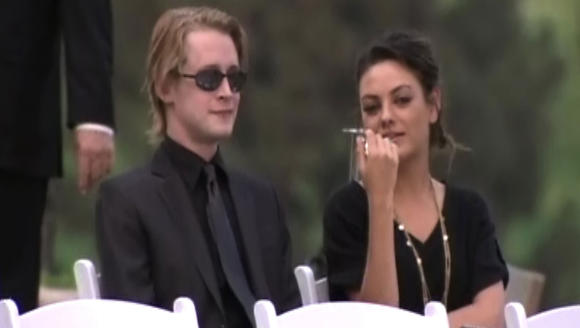 EKS-KJ�RESTEN: Macaulay Culkin og Mila Kunis var et par i flere �r. Her er de to under begravelsen til Michael Jackson i 2009. Foto: Scanpix