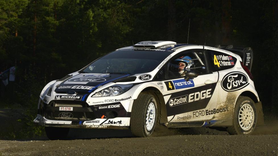 KJEMPER I TOPPEN: Petter Solberg kjemper med stallkamerat Jari-Matti Latvala om en pallplass i Rally Finland.Foto: EPA / NTB Scanpix
