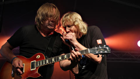 FULL SKJE: Jostein Forsberg (t.h.) og Morten Omlid i Spoonful of Blues under bluesfestival�pningen i kveld.. Foto: Bj�rn-Owe Holmberg / Dagbladet
