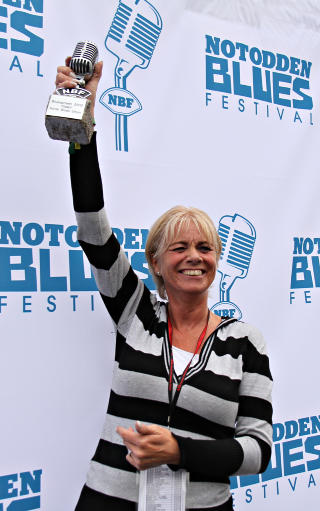FIKK PRIS: Leder Bitten Svendsen tok imot Notodden Blues Festivals pris p� vegne av Norsk Blues Union. Foto: Bj�rn-Owe Holmberg / Dagbladet