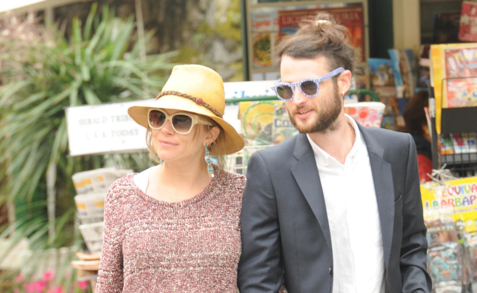  LYKKELIGE:  Sienna Miller og Tom Sturridge har blitt foreldre til lille Marlowe Ottoline Layng. Foto: Stella Pictures