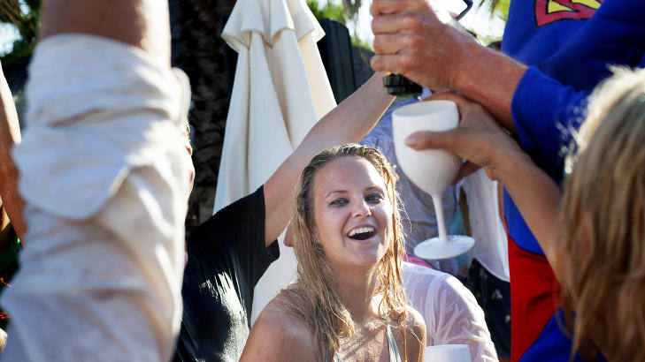 &laquo;DR&Oslash;YT&raquo;: Her sprettes det en 12 liters Piper Heidsieck til 3000 euro p&aring; Nikki Beach. Selv Eva Winter, som jobber som lege i Trondheim, synes tendensen er litt i dr&oslash;yeste laget. Foto: Anita Arntzen / Dagbladet