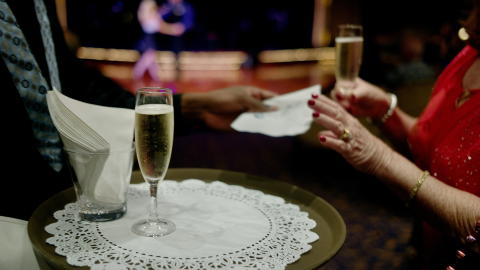 Sosialt skip: Ifølge Johannes oppfordres mannskapet til å ha kontakt med passasjerene. - Setter man seg ned i baren så er det «here's your martini». Det at folk blir husket, det er spesielt for dem. De føler seg enda mer viktige og enda mer hjemme. Sosialt skip: Ifølge Johannes oppfordres mannskapet til å ha kontakt med passasjerene. - Setter man seg ned i baren så er det «here's your martini». Det at folk blir husket, det er spesielt for dem. De føler seg enda mer viktige og enda mer hjemme.