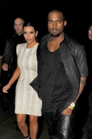 GLAD I RESTAURANTMAT: Kim Kardashian og Kanye West er flittige restaurantgjester. Her er de p� vei inn p� restauranten Zuma i London. Foto: Stella Pictures