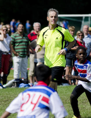 Her dømmer Jonas Gahr Støre fotballkamp på Ekebergsletta
