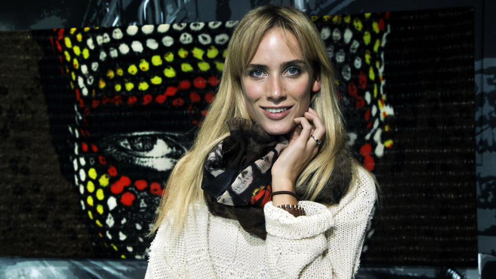 MULTITASKER: Aleksandra �rbeck-Nilssen har mange jern i ilden. Modelljobbing, skuespill og design gj�r at hun tjener penger til prosjektet hun leder i Namibia. Motivet i bakgrunnen er ett av skjerfene hun har laget.
Foto: Steinar Buholm / Dagbladet.