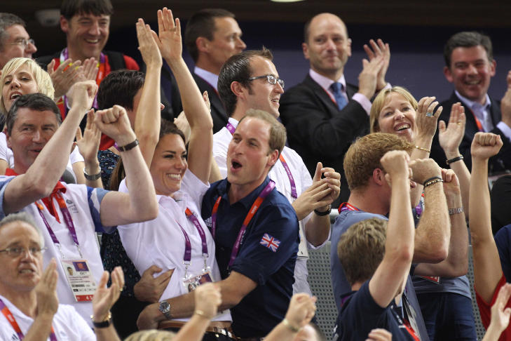  VIL JUBEL: Prins William og Catherine i vill jubel da skotten Sir Chris Hoy syklet inn til olympisk gullmedalje i OL-velodromen torsdag. Foto: Stella Pictures