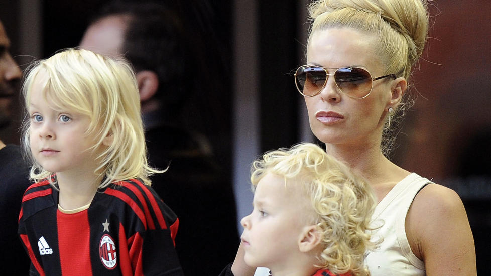 RANET: Zlatans kone Helena Seger ble i g�r ranet p� �pen gate i Paris. N� beklager fotballproffens nye klubb, Paris Saint-Germain. Foto: Stella Pictures