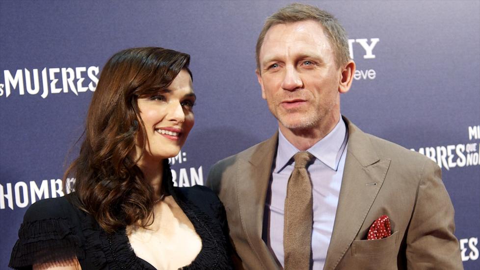 OVERRASKET ALLE: I fjor sommer giftet de britiske skuespillerne Rachel Weisz (42) og Daniel Craig (44) seg i en hemmelig seremoni. N� letter Weisz p� sl�ret om tilv�relsen som sm�barnsmor og kone. Foto: Stella Pictures