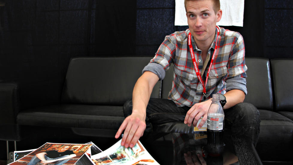 15 �R SIDEN: Den norsk�ttede bluesartisten Jonny Lang ser p� gamle Dagblad-bilder av seg selv som 16-�ring fra 1997 backstage p� Brygga. Denne helga har han spilt p� Notodden Blues Festival. Foto: Bj�rn-Owe Holmberg / Dagbladet