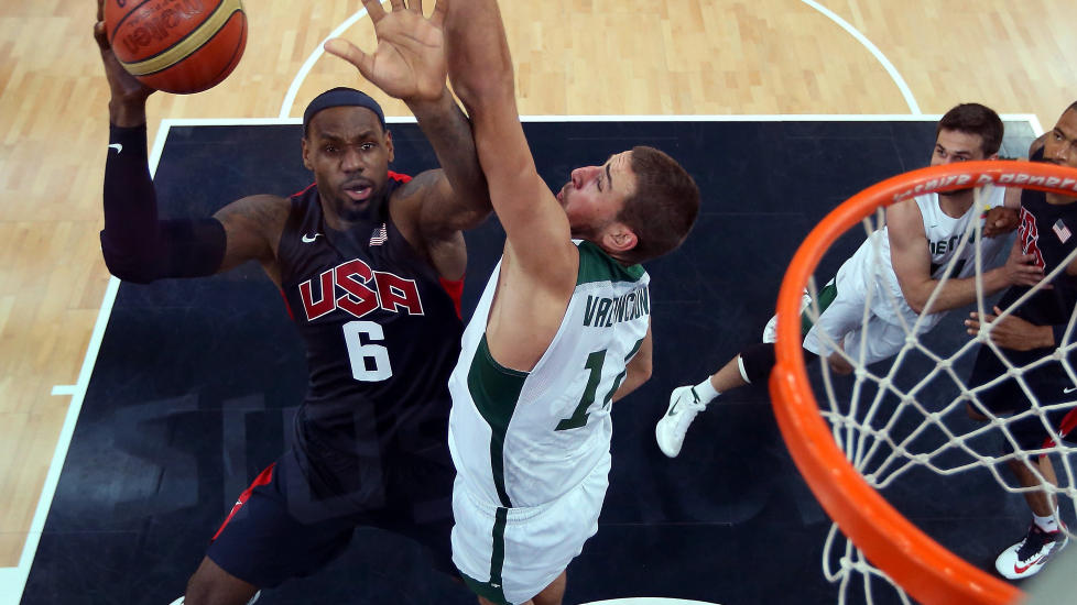 TOK KOMMANDOEN: Da USA slet mot Litauen viste LeBron James hva som bor i ham.  Foto: AP/Christian Petersen/NTB scanpix