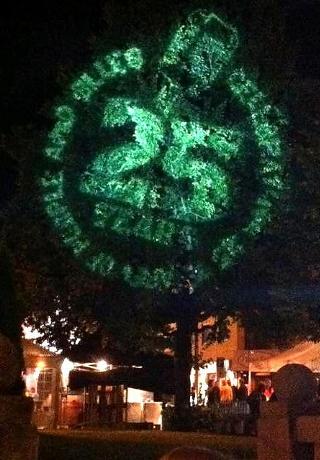 S� LYSET: Notodden Blues Festival feiret 25-�rsjuileum i helga. Det ble markert med lysshow p� tr�rne p� torget. Foto: �yvind R�nning / Dagbladet