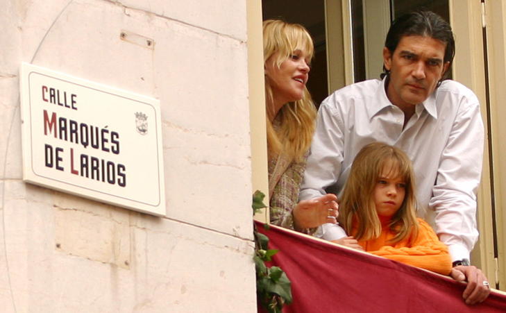 2005: Lille Estela med foreldrene Melanie Griffith og Antonio Banderas i Malaga i 2005. Foto: Stella Pictures