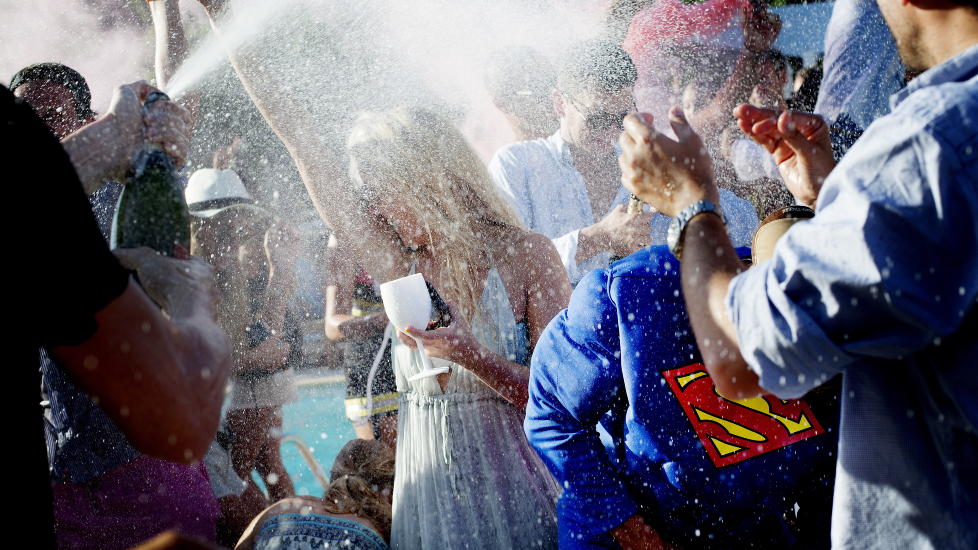FESTER: Unge, rike mennesker bader i champagne i St. Tropez om sommeren. Her: Eva Winter (30) har ferie og bruker en uke p� � feste i St.Tropez f�r hun reiser videre. Her sprettes det en 12 liters Piper Heidsieck til 3000 euro p� Nikki Beach. Foto: Anita Arntzen / Dagbladet
