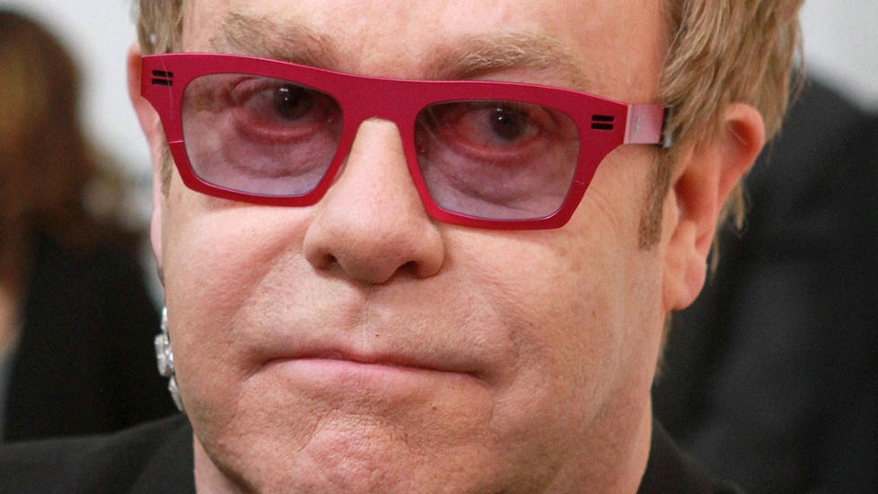 VERBALT ANGREP: Elton John har lite til overs for Madonnas lettkledde sceneshow, og mener hennes �MDNA Tour� s� langt har v�rt en katastrofe. Foto: Stella Pictures