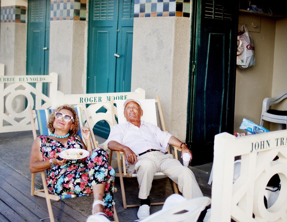 Lykken er... � leie et omkledningsrom merket Roger Moore p� stranda i Deauville for sommeren. Det mener i hvert fall Monsieur og Madame Aignier, som ellers har adresse Paris.
Foto: Agnete Brun / Dagbladet