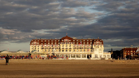Strandlinjeformet: Kombinasjonen av elegant urbanisme og provinsiell folkelighet gjør filmbyen Deauville populær.
Foto: Agnete Brun / Dagbladet Strandlinjeformet: Kombinasjonen av elegant urbanisme og provinsiell folkelighet gjør filmbyen Deauville populær.
Foto: Agnete Brun / Dagbladet