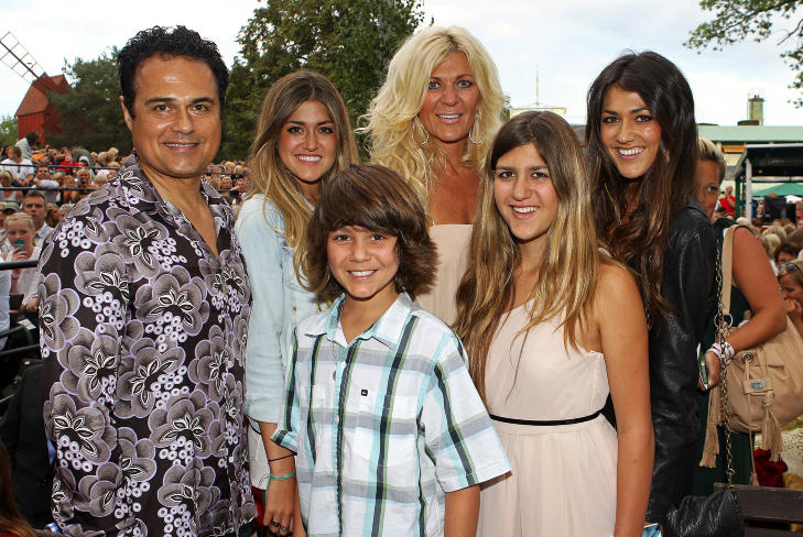 HOLLYWOOD-FAMILIEN: Svenske Maria Montazami bor i Los Angeles med ektemannen Kamran Montazami og deres fire barn. Foto: Stella Pictures