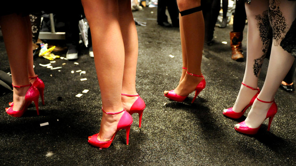 SKRUDD: �Det er mannosf�rebloggarar som meiner kvinner som g�r i h�ge h�ler er seksuell trakassering &mdash; av menn,� skriv kronikkforfattaren. Illustrasjonsfoto: Stephen Chernin/AP/NTB Scanpix