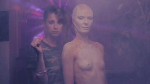 SLANGEKVINNE: Susanne Sundførs prostituerte venninne har blitt forvandlet til en hybrid av det som kan se ut som en blanding av slange og menneske. SLANGEKVINNE: Susanne Sundførs prostituerte venninne har blitt forvandlet til en hybrid av det som kan se ut som en blanding av slange og menneske.