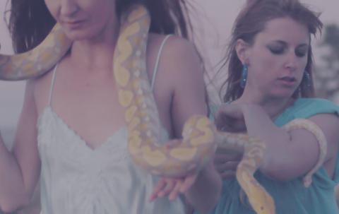 SLANGE I PARADIS: Susanne Sundfør spiller venninnen til en prostituert i Los Angeles i sin egen nye musikkvideo. Alle foto: Luke Glford SLANGE I PARADIS: Susanne Sundfør spiller venninnen til en prostituert i Los Angeles i sin egen nye musikkvideo. Alle foto: Luke Glford