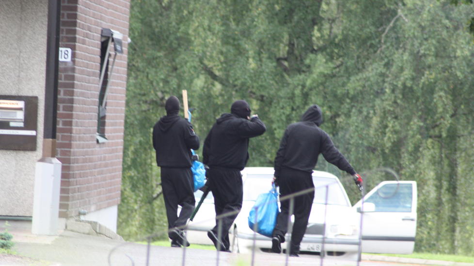 TRE RANEERE: Tre ranere slo i g�r morges til mot en bank i T�cksfors i Sverige, n�r grensa til Norge. Bildet ble tatt da ranerne forlot banken. Foto: Morgan Sahlin / NTB scanpix