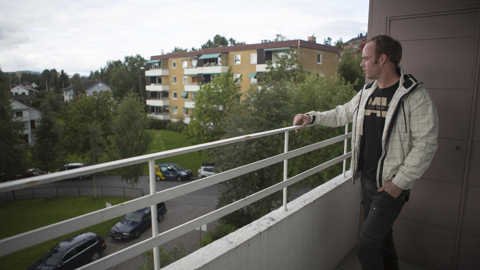 S� BIL: �ystein Kandal (29) la merke til en mystisk bil to ganger natt til s�ndag. Han har god utsikt ned mot krysset ved L�veveien og Dalbakkveien. Veikrysset og �stensj� Kanvas-barnehage ligger til venstre for bildet. 
Foto: Jo Straube / Dagbladet