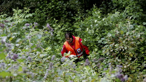 LETER:
En kvinne fra Norges Røde Kors deltar i leteaksjonen etter savnede Sigrid Giskegjerde Schjetne i skogen rundt Skullerudstua tirsdag. Giskegjerde Schjetne ble meldt savnet natt til søndag.
Foto: Erlend Aas / NTB scanpix LETER:
En kvinne fra Norges Røde Kors deltar i leteaksjonen etter savnede Sigrid Giskegjerde Schjetne i skogen rundt Skullerudstua tirsdag. Giskegjerde Schjetne ble meldt savnet natt til søndag.
Foto: Erlend Aas / NTB scanpix