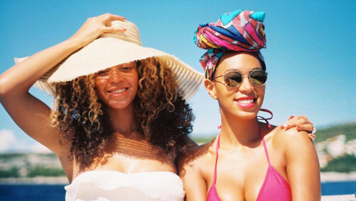 PROFILERTE S�STRE: Popstjerna Beyonc� (30) og lilles�ster Solange (26), som er motebransjens nye yndling, p� b�ttur. Foto: Beyonc�s blogg iam.beyonce.com