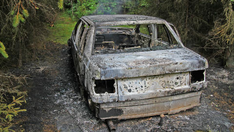 UTBRENT OG FORLATT: Den hvite Volvoen ble funnet utbrent på en sidevei til E18, på svensk side av grensa. Ranerne antas å ha flyktet videre i en mørk Volvo V70. Foto: BENGT ANDERSSON / NTB SCANPIX UTBRENT OG FORLATT: Den hvite Volvoen ble funnet utbrent på en sidevei til E18, på svensk side av grensa. Ranerne antas å ha flyktet videre i en mørk Volvo V70. Foto: BENGT ANDERSSON / NTB SCANPIX