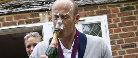 Gullhelten fikk champagnespruten rett i fleisen