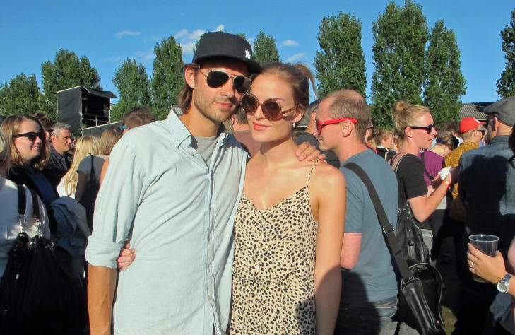 KOSTE SEG: Kjendisparet Henrik Thodesen og Charlotte Thorstvedt koste seg p� den f�rste dagen av �yafestivalen i Oslo onsdag. Foto: Dagbladet