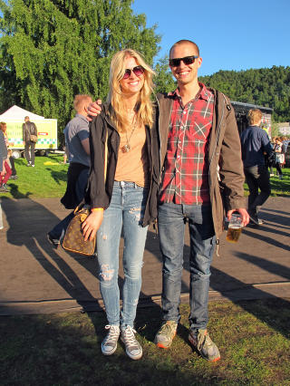 SUPERPAR: Den norske supermodellen Iselin Steiro og skuespillerektemannen Anders Danielsen Lie var blant de mange som koste seg p� �yafestivalen onsdag. Foto: Dagbladet