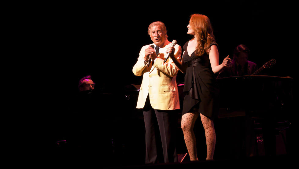 FABELAKTIG: Tony Bennett sendte et godt voksent publikum til himmels med en superkonsert da Oslo Jazzfestival tjuvstartet i Operaen onsdag kveld. Her i duett med datteren Antonia. FOTO: TERJE MOSNES