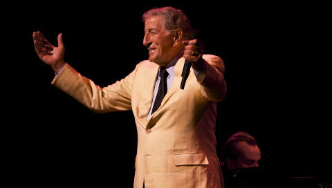 HELTEMOTTAKELSE: Tony Bennett ble mottatt med jubel og fikk st�ende applaus flere ganger under sin konsert i Oslo onsdag kveld. FOTO: TERJE MOSNES