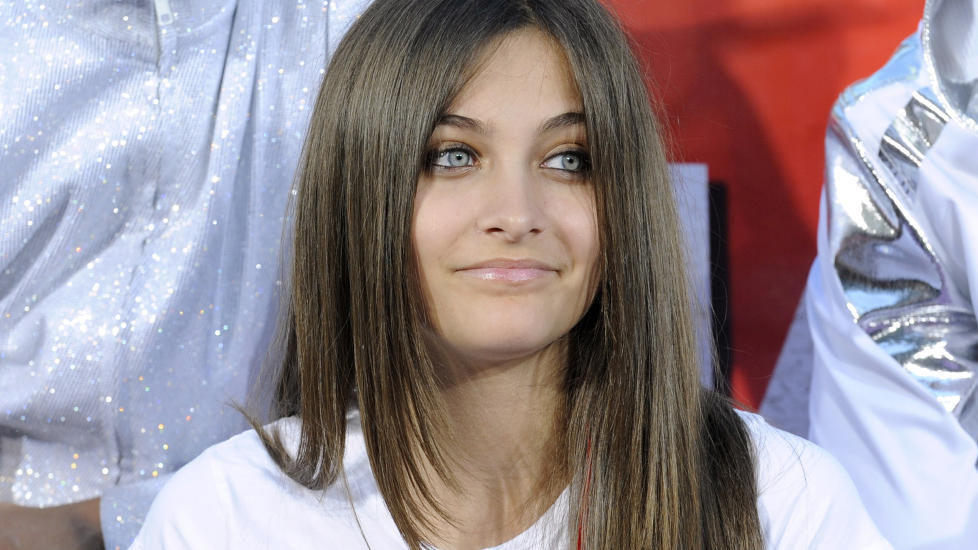 SAVN: Paris Jackson sier savnet er faren fortsatt er tungt � b�re. N� har hun lyst til � tatovere Michael Jacksons f�dselsdag p� ryggen. Foto: Phil McCarten / Reuters / NTB Scanpix