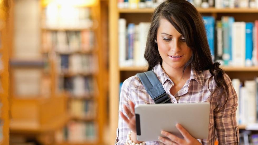 EFFEKTIVT: Et nettbrett kan v�re et effektivt hjelpemiddel i tillegg til en b�rbar PC. Ta notater, sjekk timeplaner, chat, Skype og send e-poster p� en kjapp og effektiv m�te. Dreamstime