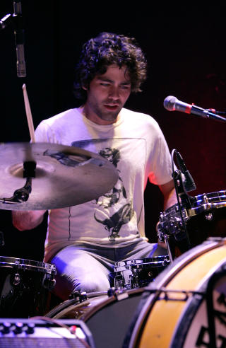 MUSIKER: I tillegg til skuespillerkarrieren, spiller �Entourage�-stjerna Adrian Grenier (36) ogs� i to band. Her spiller han trommer for The Honey Brothers. Foto: Scanpix