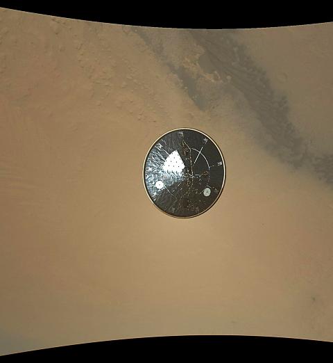 ADJØ: Roveren fotograferte varmeskjoldet på vei ned mot overflaten etter separasjonen mandag morgen. Foto: AFP PHOTO / HANDOUT / NASA / JPL-CALTECH / NTB SCANPIX ADJØ: Roveren fotograferte varmeskjoldet på vei ned mot overflaten etter separasjonen mandag morgen. Foto: AFP PHOTO / HANDOUT / NASA / JPL-CALTECH / NTB SCANPIX