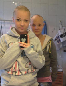 Linda (19) barberte hodet for bestevenninna